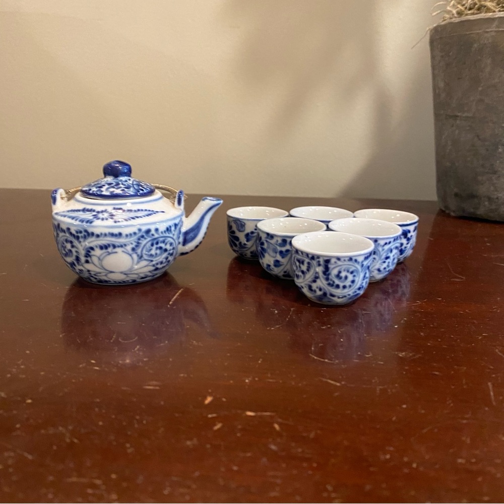 Miniature blue and white tea pot and 6 cups, some stains